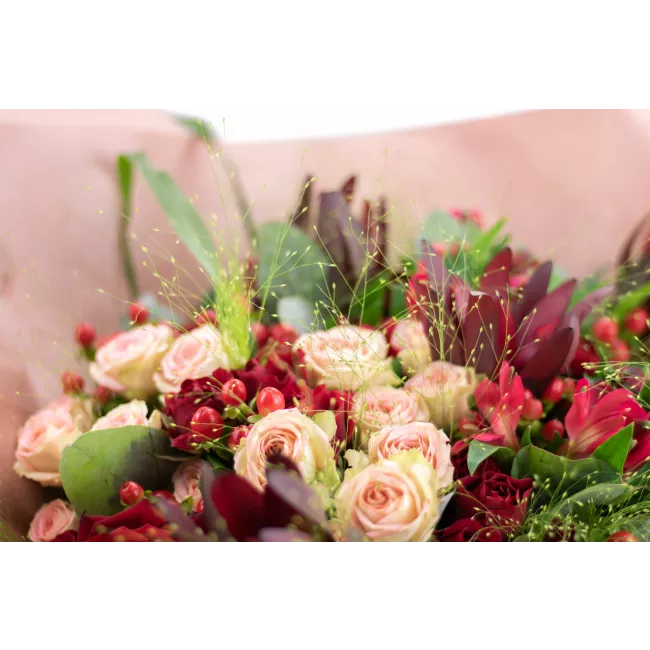 Bouquet in red tones